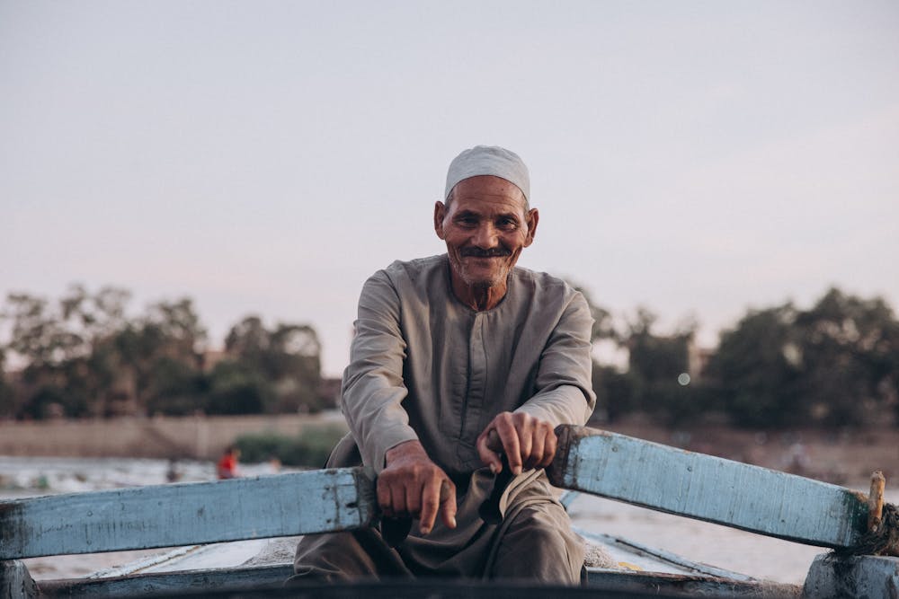 مرد ماهیگیر در حال پارو زدن در یک برنامه مستند پرتره