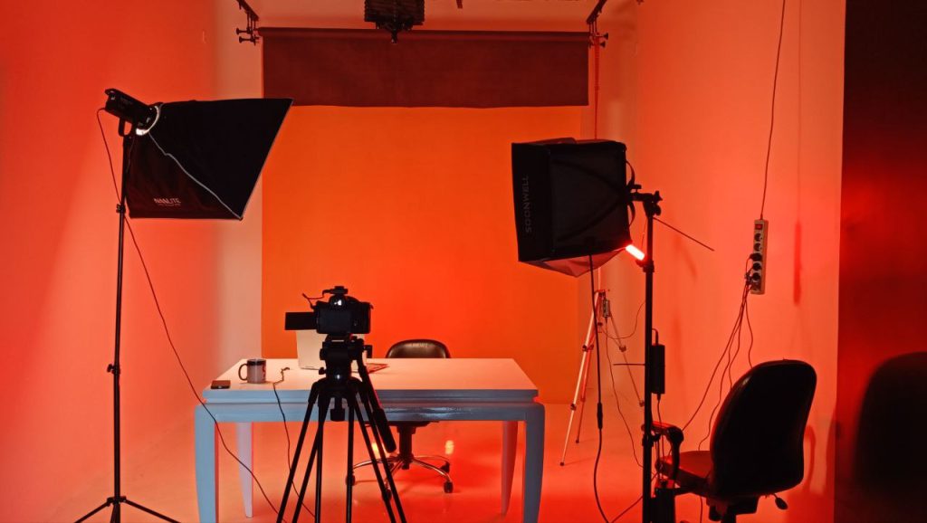 دکور استودیو با نور قرمز