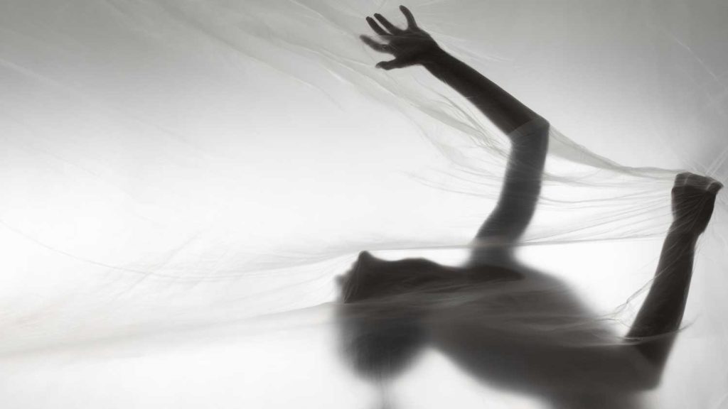 مردی در حال اجرای پرفورمنس آرت