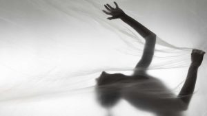 مردی در حال اجرای پرفورمنس آرت