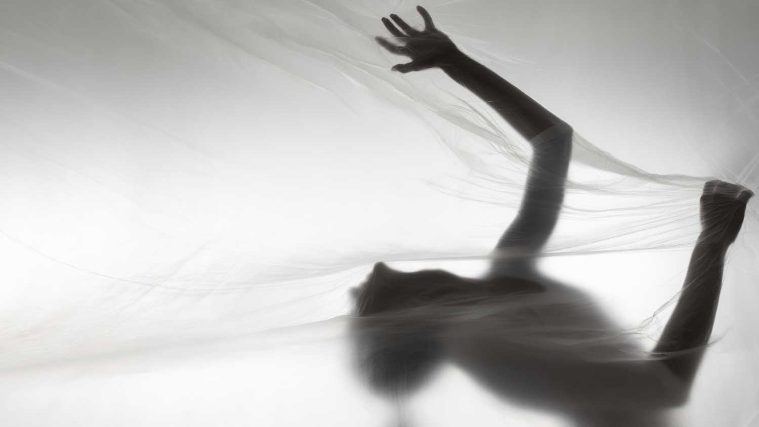 مردی در حال اجرای پرفورمنس آرت